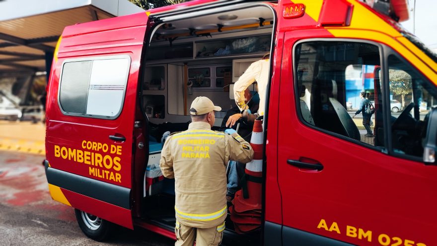 Idoso sofre lesões no nariz e avulsão de unha após queda na Avenida Brasil, no Centro de Cascavel