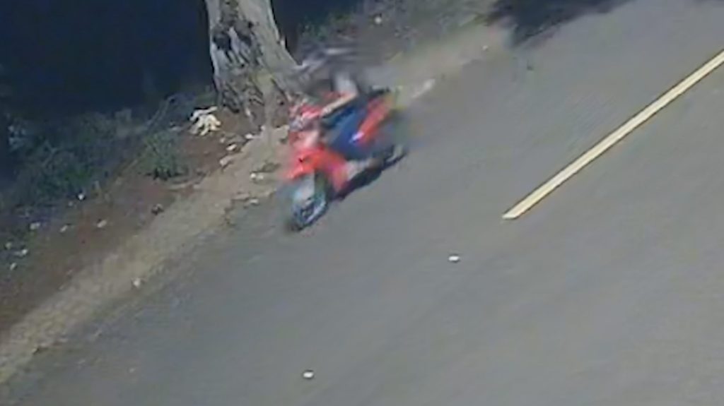 Vídeo mostra ladrão descendo na ‘banguela’ com moto furtada