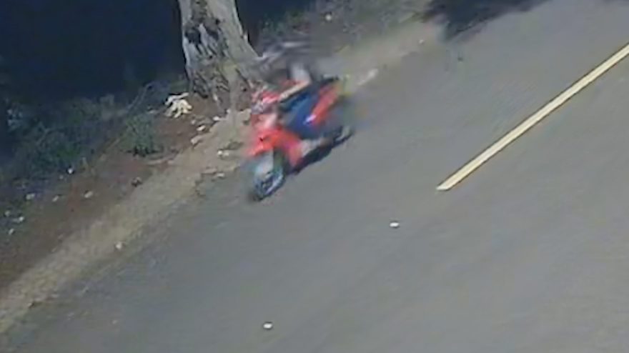 Vídeo mostra ladrão descendo na ‘banguela’ com moto furtada
