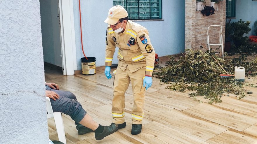 Mulher cai de escada ao realizar poda de árvore no quintal de residência
