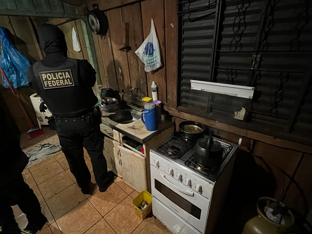 PF resgata 11 estrangeiros em situação análoga à escravidão em Céu Azul PF resgata 11 estrangeiros em situação análoga à escravidão em Céu Azul