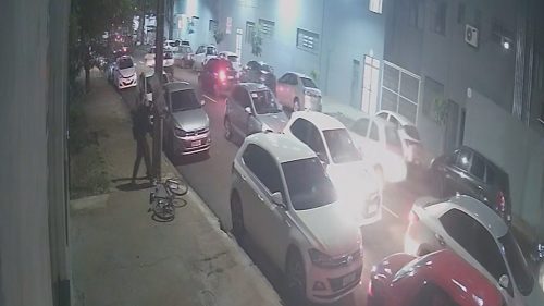 No meio da muvuca, ladrão derruba e furta caixa de semáforo ao lado da Unipar