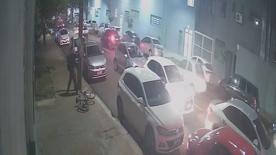 No meio da muvuca, ladrão derruba e furta caixa de semáforo ao lado da Unipar