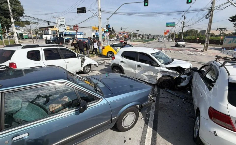 Motorista cruza sinal vermelho e provoca 'strike' com cinco carros