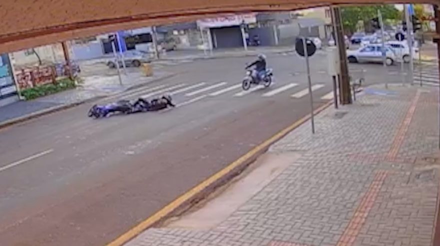 Por outro ângulo: Veja queda de motociclistas no meio de grande fluxo no Centro