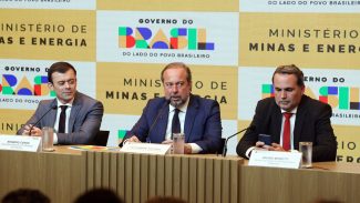 Governo cria subsídio de até R$ 0,89 para segurar preço da gasolina