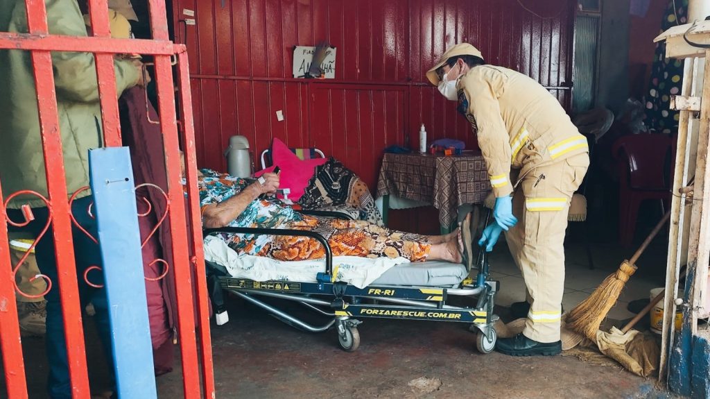 Idosa é socorrida pelo Siate após cair de triciclo no Bairro São Cristóvão