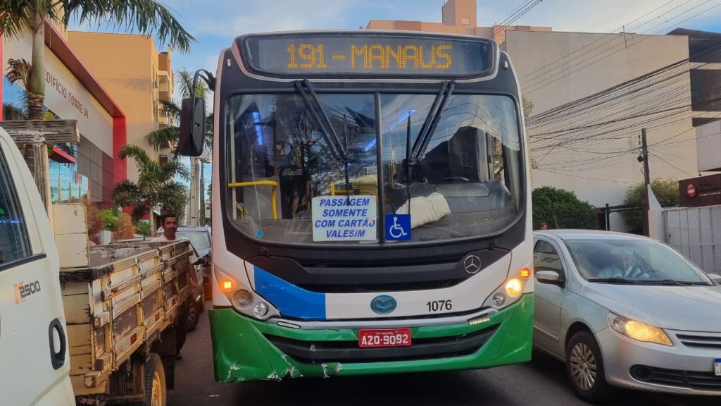 Batida entre ônibus de Cascavel e SUV complica cruzamento no Coqueiral
