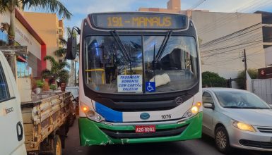 Imagem referente a Batida entre ônibus de Cascavel e SUV complica cruzamento no Coqueiral