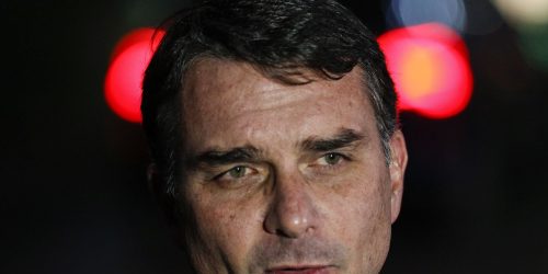 Flávio Bolsonaro admite cobrança a Vorcaro, mas nega crime Imagem referente a Flávio Bolsonaro admite cobrança a Vorcaro, mas nega crime