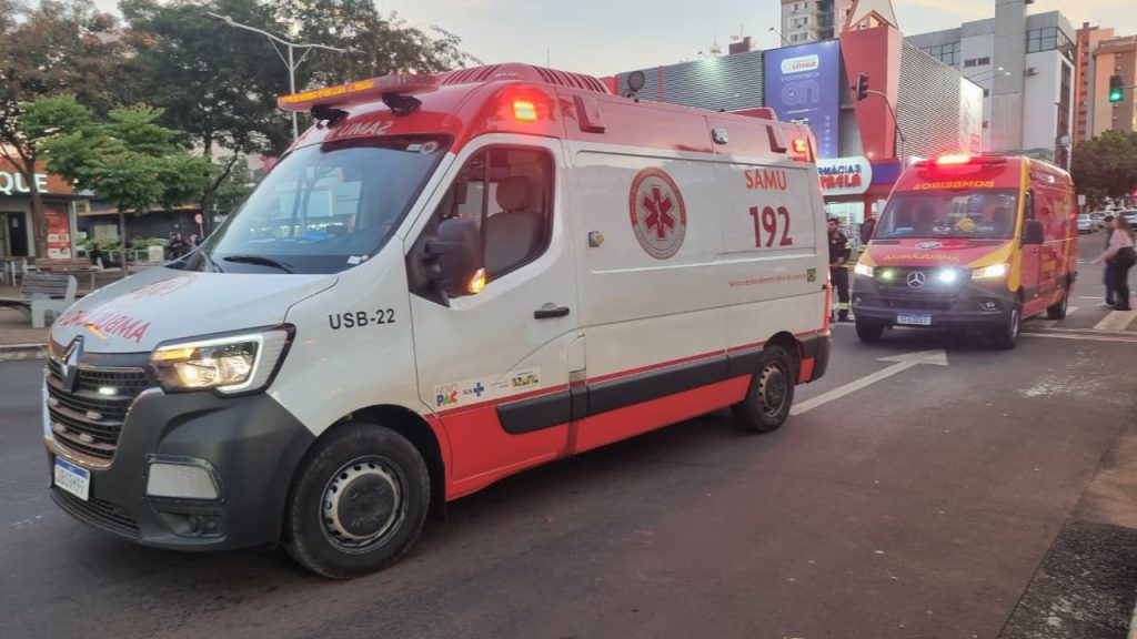 Samu socorre vítima fratura na perna após batida entre carro e Biz na Avenida Brasil