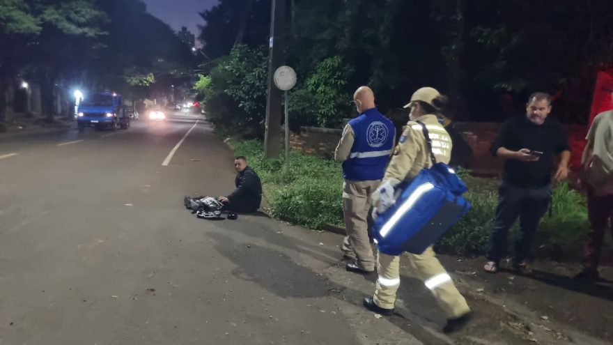 Batida entre carro e moto na Rua Londrina deixa rapaz ferido