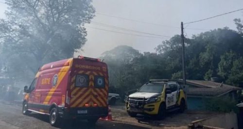Incêndio atinge quatro casas no Jardim Jupira e mobiliza PM e Bombeiros em Foz do Iguaçu Imagem referente a Incêndio atinge quatro casas no Jardim Jupira e mobiliza PM e Bombeiros em Foz do Iguaçu