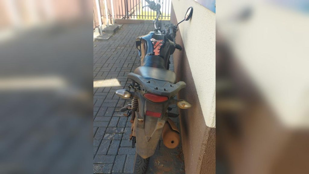 Motociclista é flagrado sem placa e com CNH suspensa no Floresta; moto foi apreendida