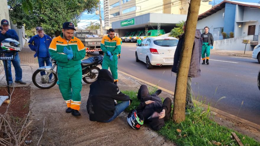 Acidente entre moto, caminhão e Etios deixa dois homens feridos em Cascavel