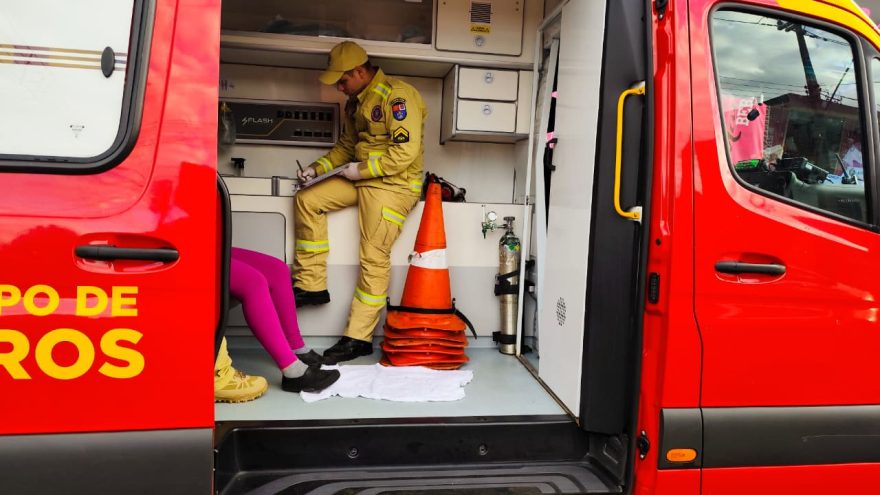 Mulher de 36 anos fica ferida após colisão entre carro e motoneta na Rua Europa