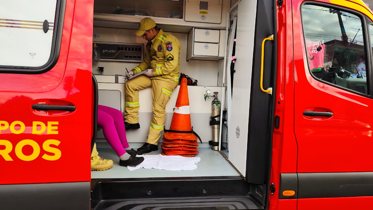 Mulher de 36 anos fica ferida após colisão entre carro e motoneta na Rua Europa Mulher de 36 anos fica ferida após colisão entre carro e motoneta na Rua Europa