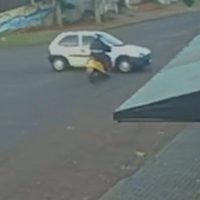 Imagem referente a Vídeo mostra motoneta atingindo lateral de Corsa após carro atravessar via no Morumbi