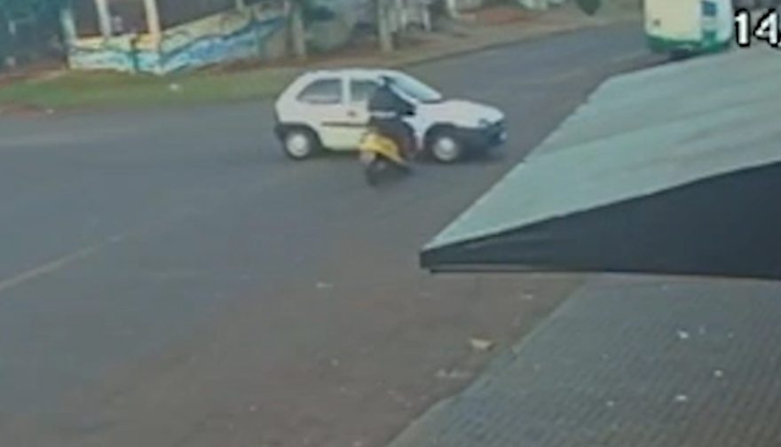Vídeo mostra motoneta atingindo lateral de Corsa após carro atravessar via no Morumbi