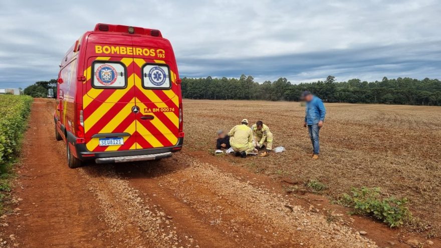 Homem quebra a perna ao tentar salvar caminhão desgovernado em estrada rural