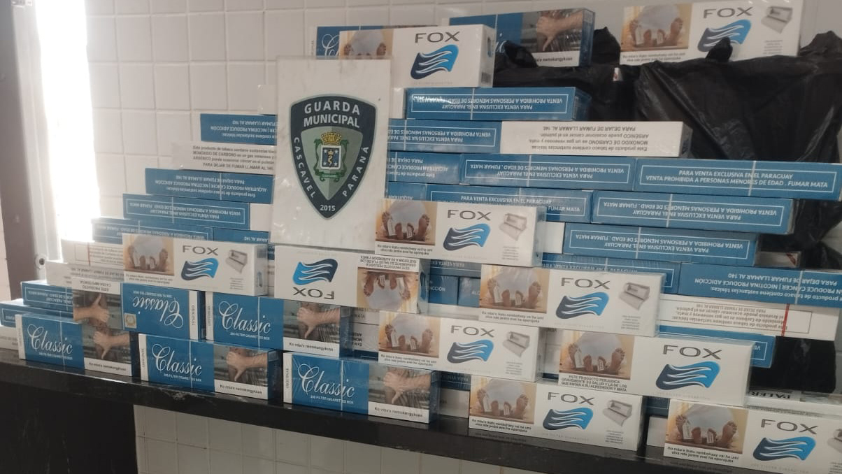 Casal é abordado pela GM na rodoviária de Cascavel com 222 pacotes de cigarros contrabandeados