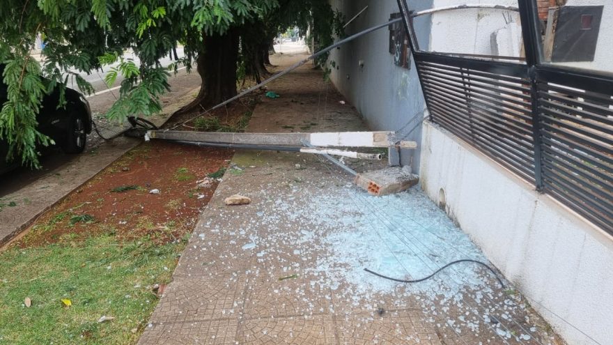 Poste é derrubado após caminhão enroscar em fios