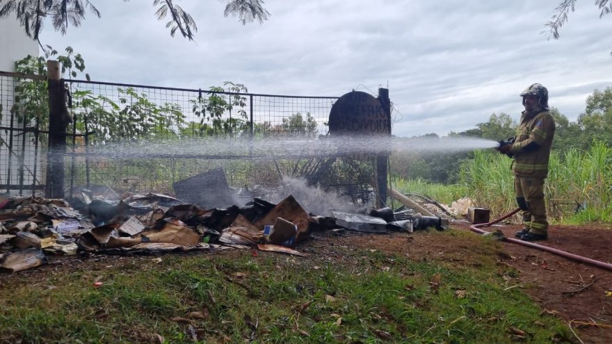 Incêndio em entulhos mobiliza Corpo de Bombeiros no Bairro Periolo, em Cascavel