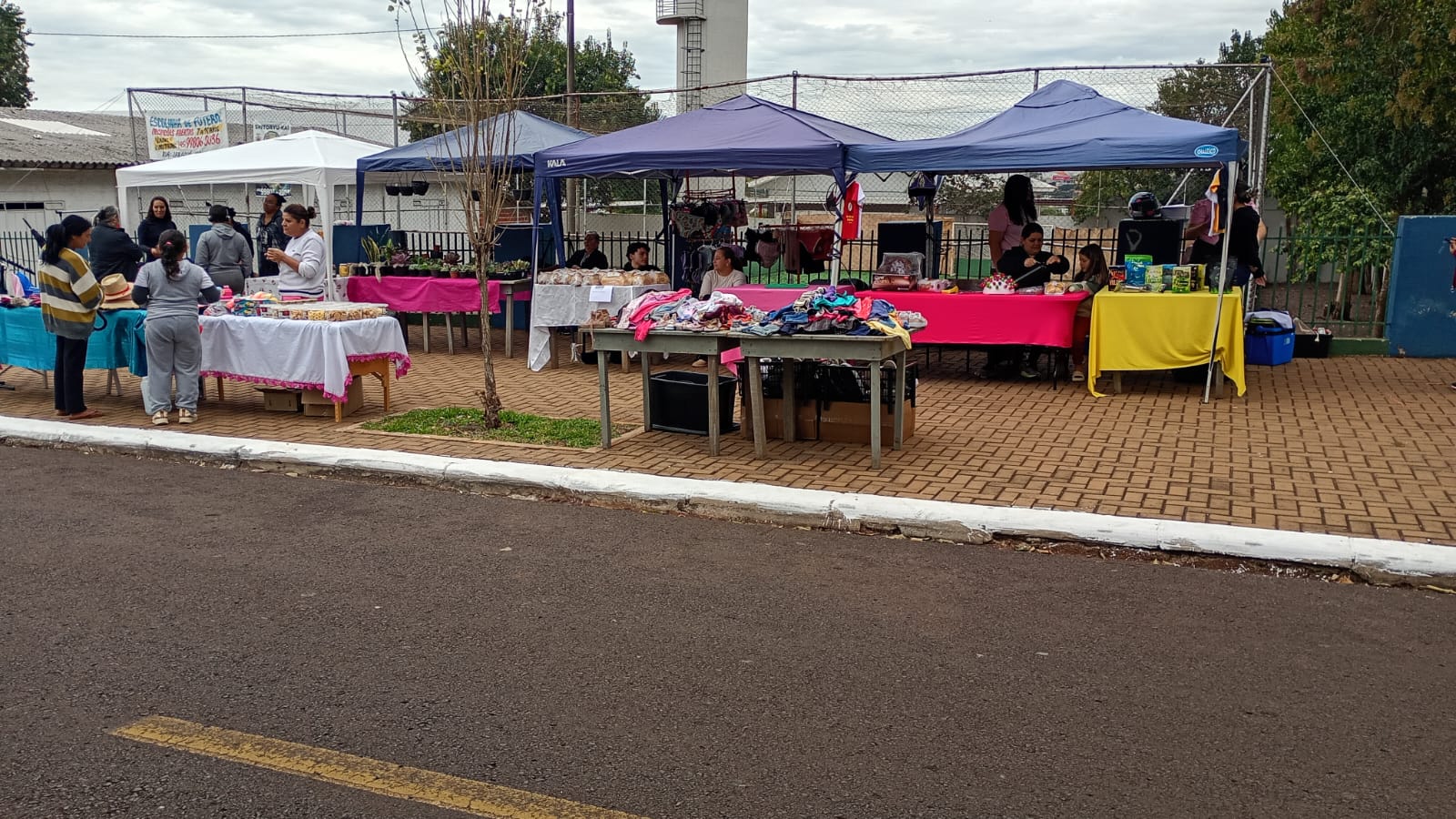 Hoje tem Feirinha no Periolo com produtos frescos, bazar e lazer para a comunidade Hoje tem Feirinha no Periolo com produtos frescos, bazar e lazer para a comunidade