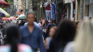 Taxa de desemprego de pretos é 55% maior que a de brancos, revela IBGE