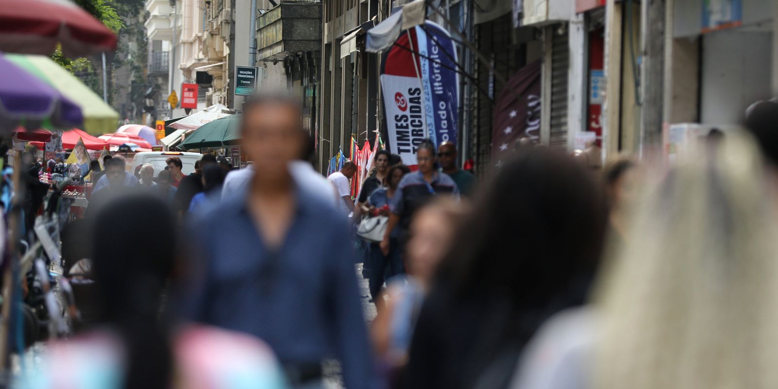Taxa de desemprego de pretos é 55% maior que a de brancos, revela IBGE Taxa de desemprego de pretos é 55% maior que a de brancos, revela IBGE