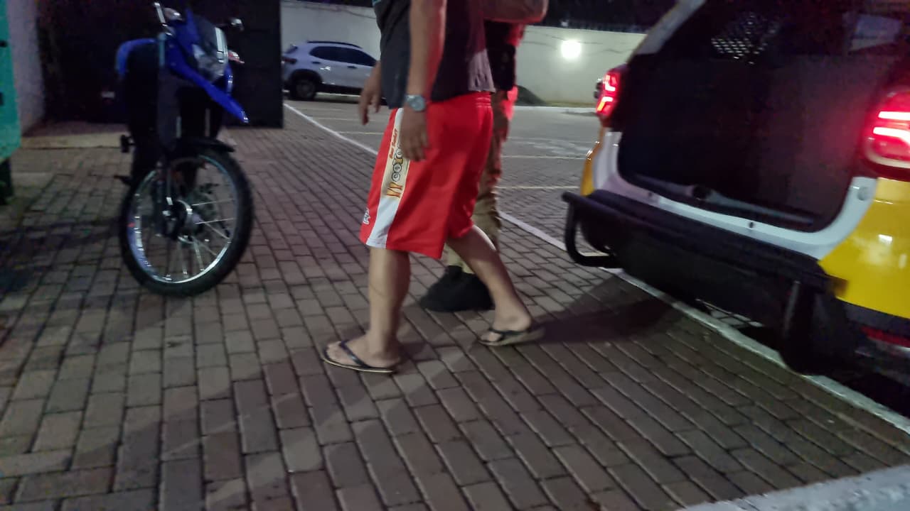 Homem é detido após bater carro contra casa de vizinho em Santa Tereza do Oeste Homem é detido após bater carro contra casa de vizinho em Santa Tereza do Oeste