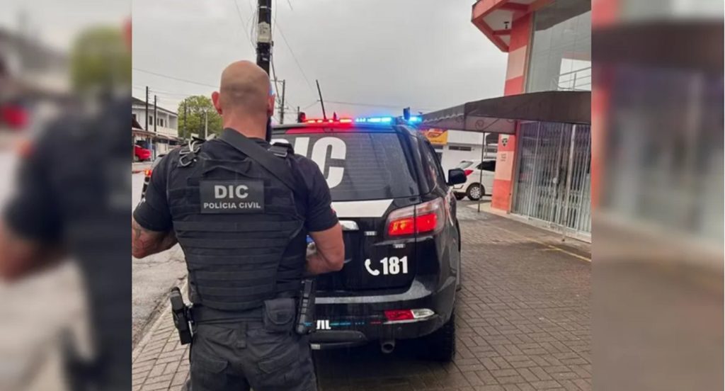 Jovem é preso após sequestrar ex-companheira e exigir R$ 300 mil de resgate