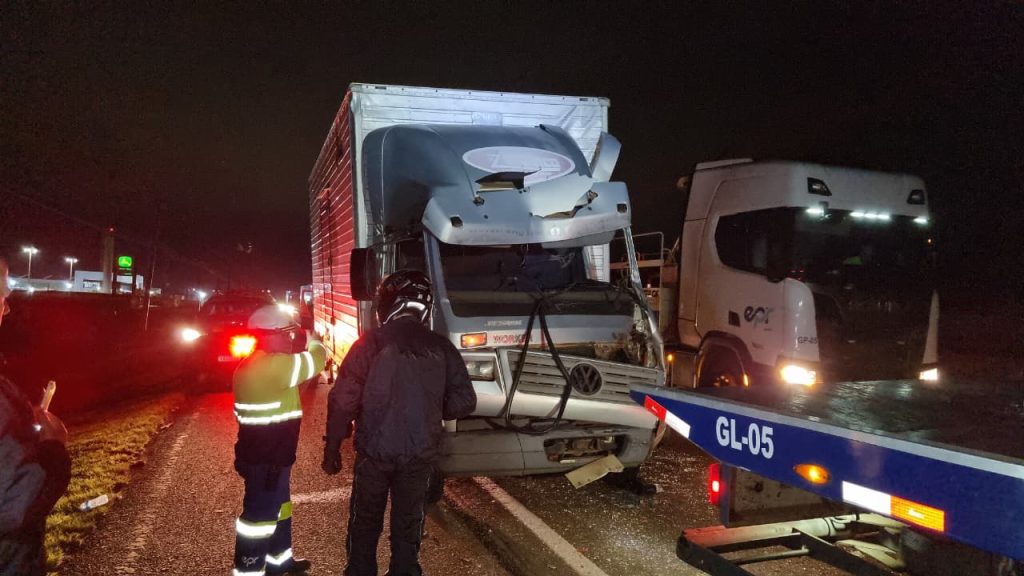 Motorista de caminhão-baú fica ferido em acidente com carreta na BR-277