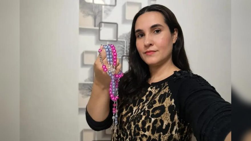Moradora de Umuarama viraliza ao mostrar terço artesanal e aumenta encomendas após vídeo bombar