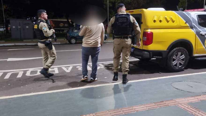 Homem procurado pela Justiça é detido pela PM na rodoviária de Cascavel