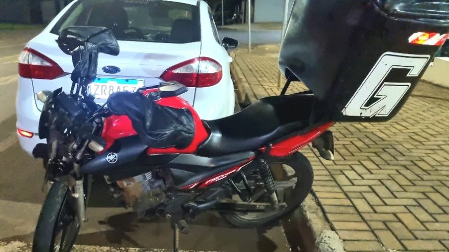 Colisão entre carro e moto é registrada em frente ao Hospital Universitário