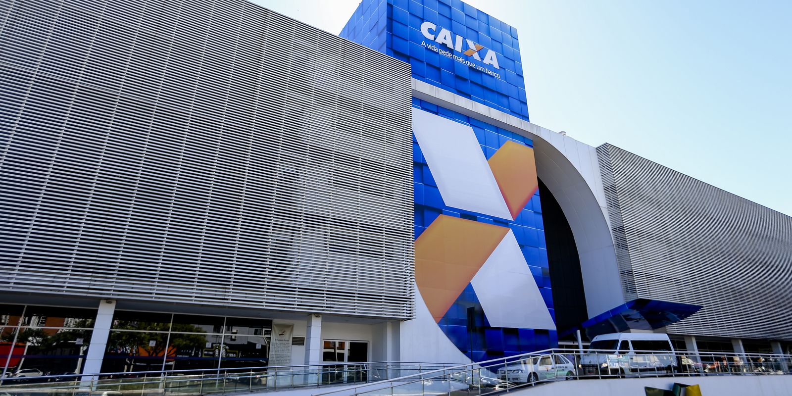 Caixa e BB liberam abono salarial para nascidos em maio e junho Caixa e BB liberam abono salarial para nascidos em maio e junho