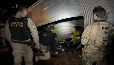 PRF e PM descobrem depósitos de drogas escondidos em mecânica e ferro-velho em Sede Alvorada Imagem referente a PRF e PM descobrem depósitos de drogas escondidos em mecânica e ferro-velho em Sede Alvorada