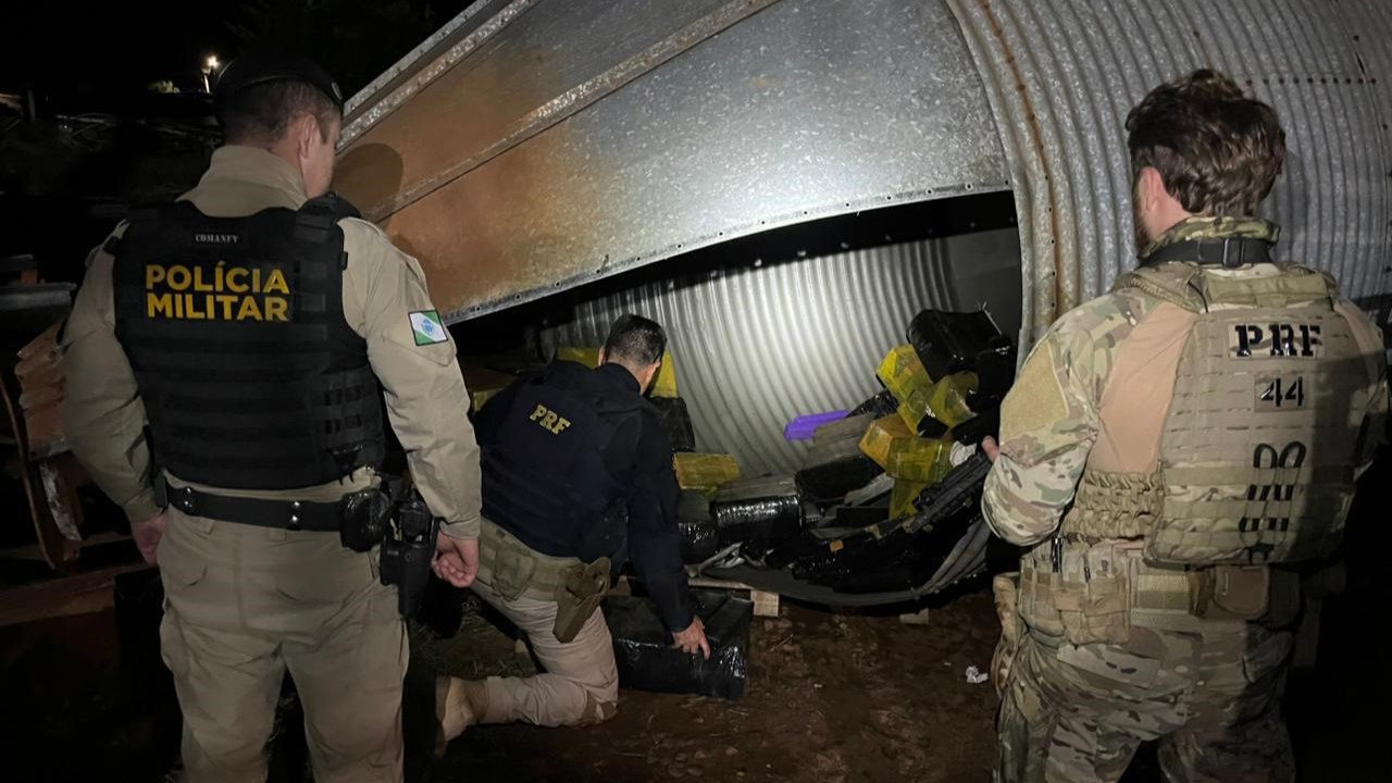 Imagem referente a PRF e PM descobrem depósitos de drogas escondidos em mecânica e ferro-velho em Sede Alvorada