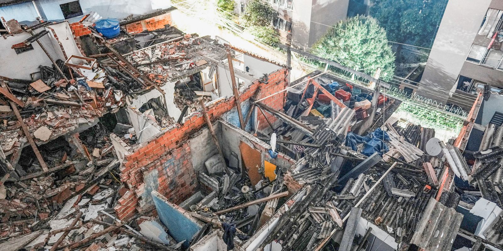 Casas começam a ser demolidas após explosão em São Paulo Casas começam a ser demolidas após explosão em São Paulo