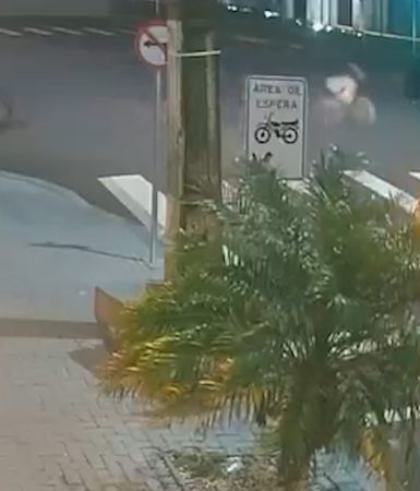 Vídeo mostra semáforo aberto para carros em acidente que deixou ciclista de 12 anos ferido Imagem referente a Vídeo mostra semáforo aberto para carros em acidente que deixou ciclista de 12 anos ferido