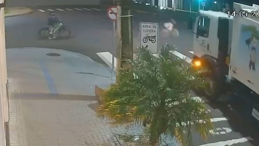 Vídeo mostra semáforo aberto para carros em acidente que deixou ciclista de 12 anos ferido