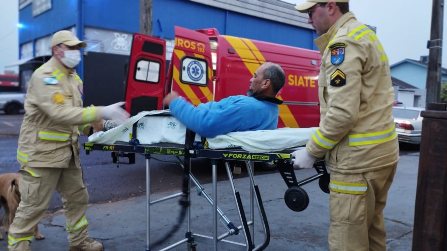 Motociclista tem lesão no ombro após colisão com carro no Bairro Brasília