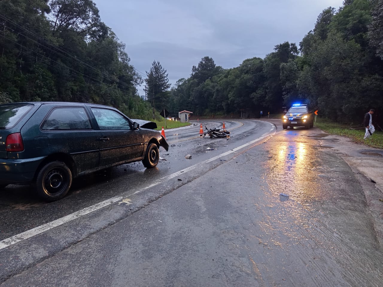 Colisão frontal entre carro e moto deixa um morto e outro ferido na BR-476 Colisão frontal entre carro e moto deixa um morto e outro ferido na BR-476