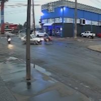 Imagem referente a Vídeo mostra que colisão entre carro e moto ocorreu durante ultrapassagem
