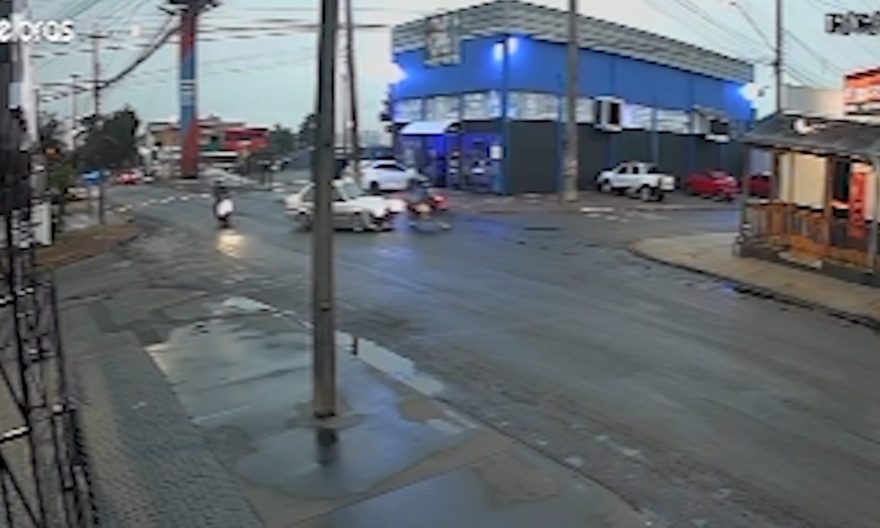 Vídeo mostra que colisão entre carro e moto ocorreu durante ultrapassagem