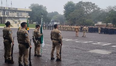Imagem referente a Embaixo de chuva, Polícia Militar de Cascavel faz homenagem ao Patrono Coronel Sarmento