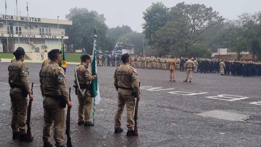 Embaixo de chuva, Polícia Militar de Cascavel faz homenagem ao Patrono Coronel Sarmento