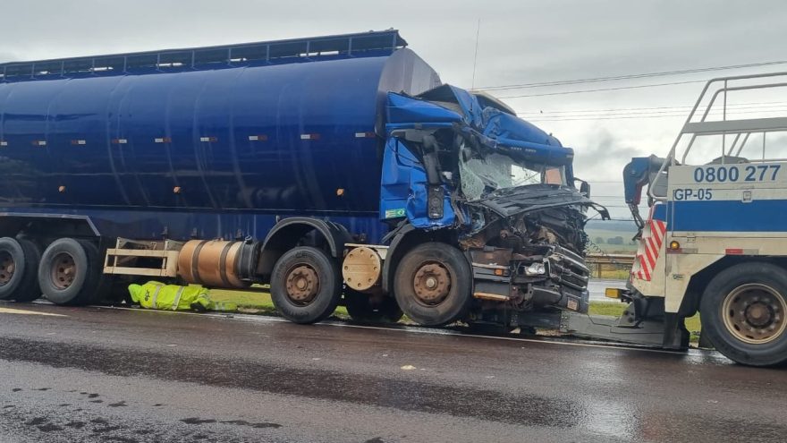 Dois caminhões e uma carreta se envolvem em colisão na BR-277, em frente ao Show Rural
