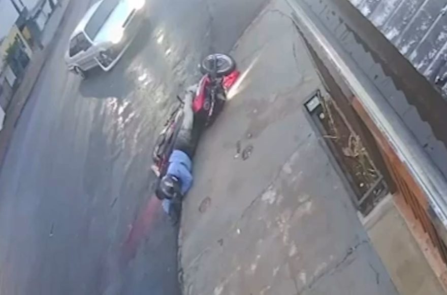 Nova imagem registra motociclista sendo arremessado ao asfalto após colisão em ultrapassagem